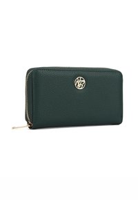 Portafoglio verde in pelle con una texture a ciottoli, dettaglio del logo in tono oro e chiusura con zip. Forma rettangolare con bordi lisci.