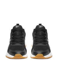 Juodos Reebok sportinės avalynės pora su tinkleliu viršutinėje dalyje, baltais viduriniais padais, dantyta gumine padais ir juodomis batraištėmis, matoma iš priekio.