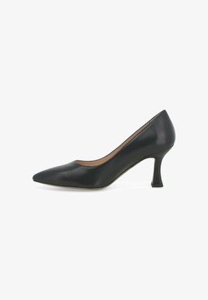 Décolleté in pelle nera con punta appuntita, tacco alto sottile e svasato e fodera interna beige, vista di profilo su sfondo bianco.