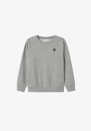 Sweat-shirt gris clair à manches longues avec col rond, poignets et ourlet côtelés, arborant un petit logo circulaire noir et blanc sur la poitrine gauche.
