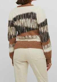 Strickpullover mit gestreiftem Muster in Creme-, Braun- und dunklen Tönen. Verfügt über einen runden Halsausschnitt und einen gerippten Saum. Weiche Textur und lockere Passform.