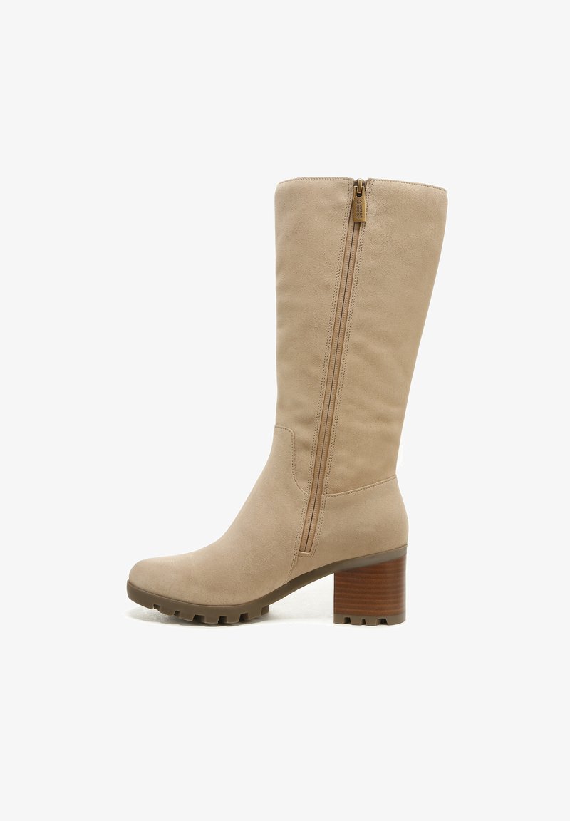 Bottine en suède beige jusqu'au genou avec fermeture éclair sur le côté, bout arrondi et talon en bloc brun texturé. Fini lisse avec une semelle en caoutchouc robuste.