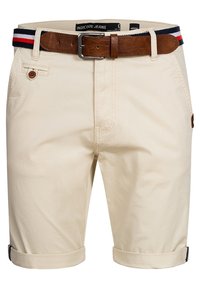 Shorts en coton beige avec des ourlets roulés, une ceinture en cuir marron et un accent rayé bleu marine, rouge et blanc sur la ceinture. Comprend une poche latérale.