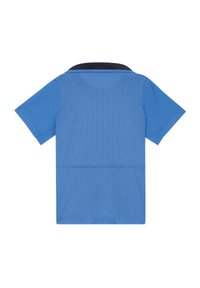 Polo shirt blu con maniche corte, texture a rete e colletto scuro a contrasto, visto da dietro.