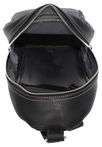 Sac à dos en cuir noir avec une ouverture supérieure zippée, présentant une doublure intérieure lisse et une petite poche zippée à l'intérieur, agrémenté de coutures discrètes.