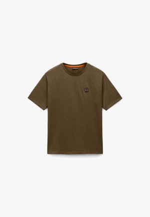 Σκούρο ελαιδί πράσινο κοντομάνικο T-shirt με στρογγυλή λογότυπη ψηφίδα στο αριστερό στήθος και πορτοκαλί επένδυση εσωτερικού γιακά.