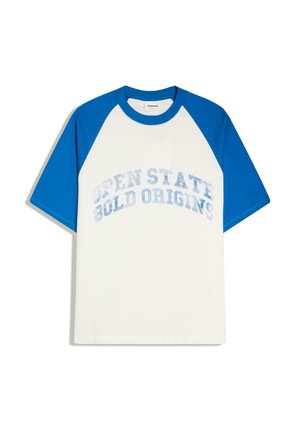 Koszulka raglan z krótkim rękawem, niebieskimi rękawami i kołnierzem, białym ciałem i wyblakłym napisem "OPEN STATE BOLD ORIGINS" z przodu.