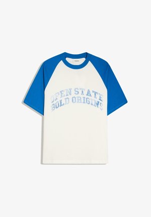 Kurzärmeliges Raglan-T-Shirt mit blauen Ärmeln und Kragen, weißem Körper und verblasstem Schriftzug "OPEN STATE BOLD ORIGINS" auf der Vorderseite.