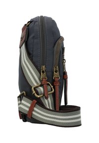 Bolsa cruzada de nailon azul marino con detalles de cuero marrón, correa de tela a rayas, dobles cremalleras y herrajes de latón, con un diseño compacto.