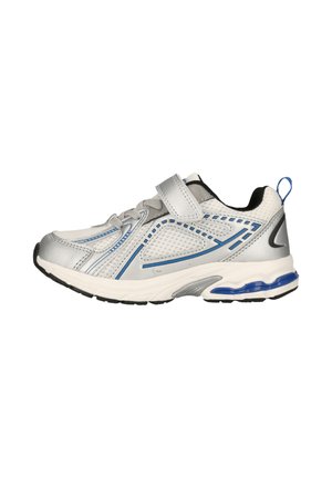 Chaussure de sport grise et bleue pour enfants, en tissu mesh, avec une bride à velcro et une semelle coussinée, sur un fond blanc.