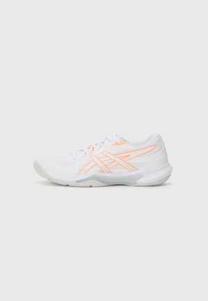 Hvite atletiske sko med oransje detaljer, mesh tekstiloverdel, polstret krage og gummisåle. Strømlinjeformet design med pustende egenskaper.