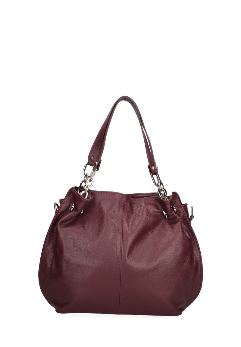 Bolso de cuero burdeos con una forma suave y flexible. Presenta una correa simple y herrajes en tono plateado, mostrando una textura lisa y una silueta curvada.