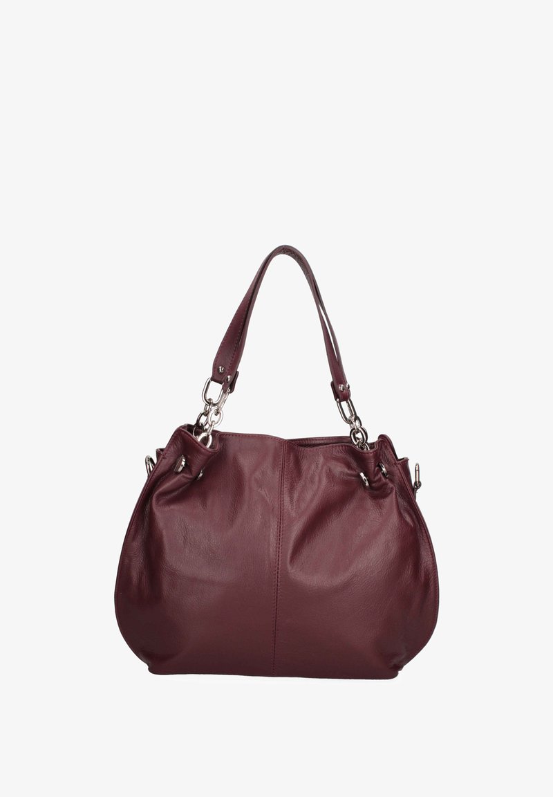 Bolso de cuero burdeos con una forma suave y flexible. Presenta una correa simple y herrajes en tono plateado, mostrando una textura lisa y una silueta curvada.