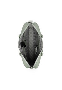 Grüne Lederhandtasche mit einem Reißverschluss. Das Innere hat ein graues Punktenfutter, Taschen und einen verstellbaren Trageriemen.
