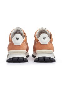 Orange Wildlederschuhe mit einer weißen Leder-Ferse, strukturierten Akzenten und einer robusten schwarzen Gummisohle. Logo auf der Ferse dargestellt.