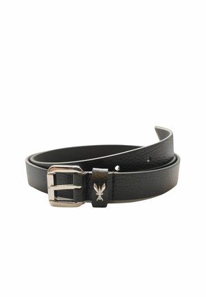 Cintura in pelle nera con fibbia rettangolare argento e piccolo emblema argento sul passante, arrotolata su sfondo bianco.