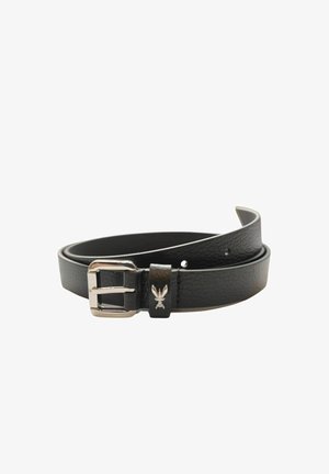 Cintura in pelle nera con fibbia rettangolare argento e piccolo emblema argento sul passante, arrotolata su sfondo bianco.