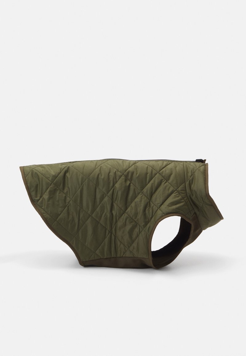 Casaco de cão acolchoado em verde oliva com acabamento castanho, apresentando um colarinho alto e recortes para as patas, projetado para conforto e cobertura.