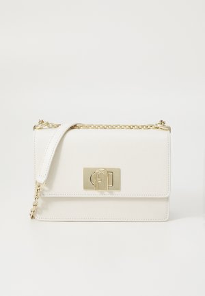 Sac à main en cuir blanc avec une bandoulière en chaîne dorée, présentant un corps rectangulaire, un fermoir à l'avant et un détail de surface texturé.