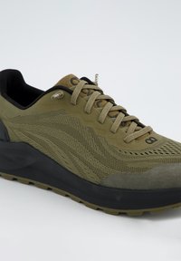 Baskets en mesh vert et en suède avec des accents noirs. Présente une surface texturée, des lacets et une semelle crantée pour une bonne traction. Marque sur le côté.