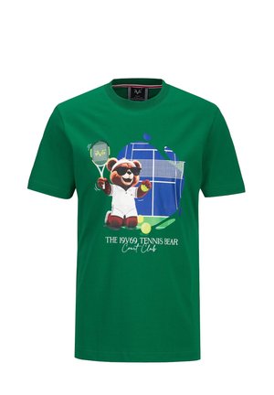 Groen T-shirt met een tennisbeer die een zonnebril en witte sportkleding draagt en een racket vasthoudt voor een tennisbaanafbeelding.