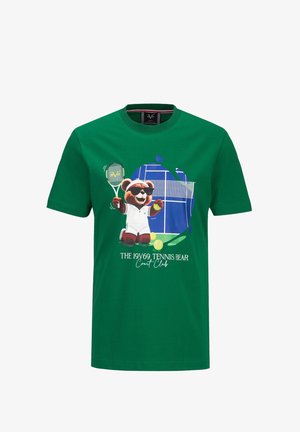 Grünes T-Shirt mit einem tennisbegeisterten Bären, der eine Sonnenbrille und weiße Sportkleidung trägt und einen Schläger vor einer Grafik eines Tennisplatzes hält.