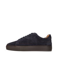 Navy Suede Sneaker mit niedrigem Profil, runder Zehenpartie, tonalen Schnürsenkeln und einer braunen Gummisohle. Minimalistisches Design mit dezenten Markenverzierungen.