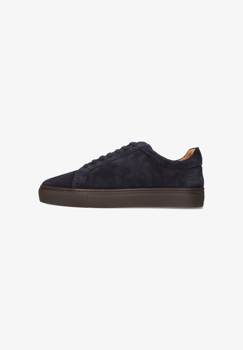 Navy Suede Sneaker mit niedrigem Profil, runder Zehenpartie, tonalen Schnürsenkeln und einer braunen Gummisohle. Minimalistisches Design mit dezenten Markenverzierungen.