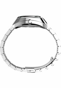 Vékony rozsdamentes acél karóra oldalról, látszik a koronája, a láncos fémszíj és a nyitott csat, fehér háttérrel.