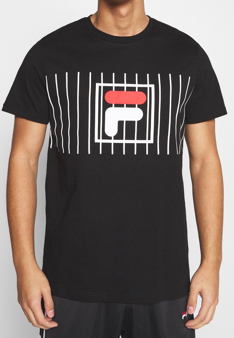 Schwarzes Baumwoll-T-Shirt mit einem grafischen Design in rot, weiß und schwarz. Gestreiftes Muster akzentuiert das zentrale Logo-Detail.