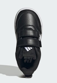 Crna atletska cipela s dva čičak remena, teksturirani sintetički gornji dio, bijeli potplat i kontrastni bijeli logotip na jeziku.