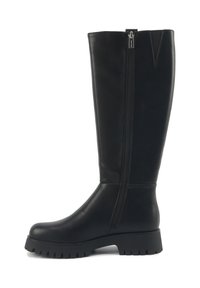 Bottes en cuir noires jusqu'aux genoux avec un bout arrondi et une fermeture éclair sur le côté. La semelle épaisse et texturée offre adhérence et stabilité.