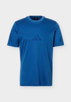 Blå kortærmet sports-T-shirt med rund hals og diskret mørkere blå Adidas-logo på bryst og ærmer mod en ensfarvet hvid baggrund.