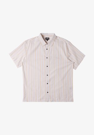 Kurzarmhemd in Weiß mit vertikalen gelben und orangen Streifen. Mit Knopfverschluss vorne, Kragen und einer einzelnen Brusttasche.