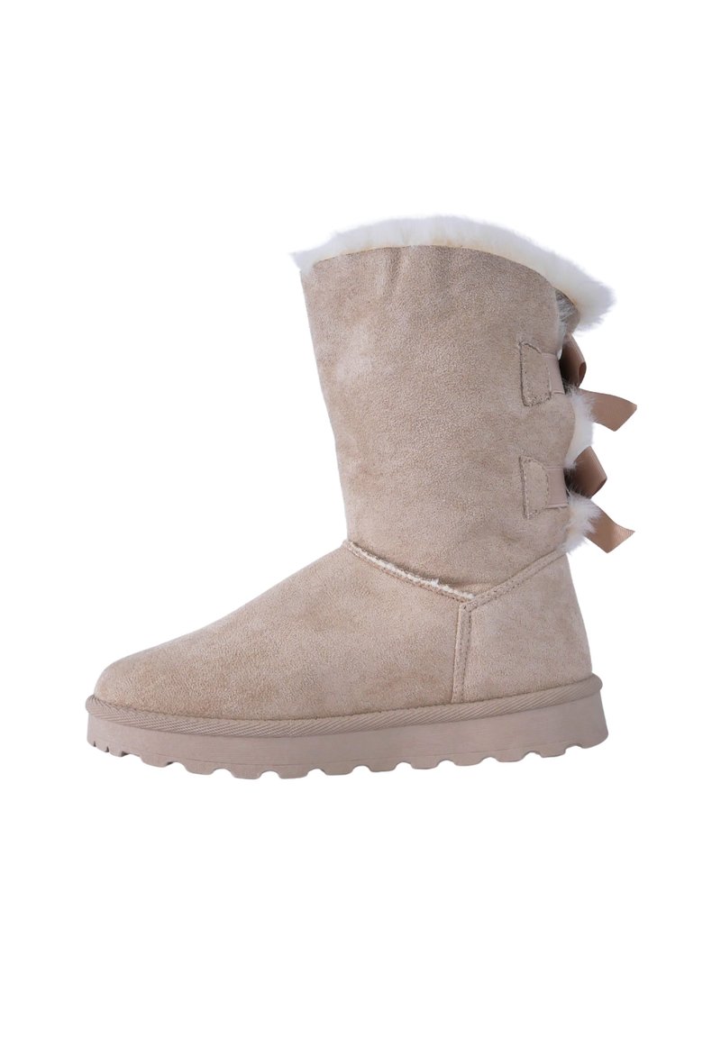 Beżowe zamszowe botki z miękkim futrzanym wykończeniem i płaską gumową podeszwą. Posiadają trzy dekoracyjne kokardy wzdłuż tylnej części. Wysokość do połowy łydki.