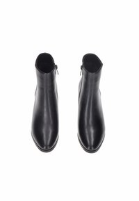 Stivali alla caviglia neri in pelle con finitura liscia, punte arrotondate e cerniere laterali. Il design presenta una silhouette aderente e accenti minimi.