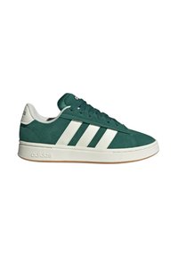 Sneakers in suede verde con accenti in pelle bianca e tre strisce. Suola in gomma e punta rotonda con lacci dello stesso colore verde.