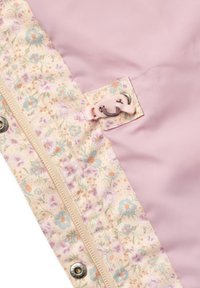 Tissu rose clair avec doublure florale présente un fond crème orné de fleurs pastel, une fermeture éclair et un fermoir en plastique.