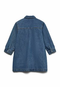 Mėlynas džinsinis ilgo rankovės švarkas su sagų rankogaliais ir centro nugaros klostėmis, matomas iš nugaros ant baltos fono.
