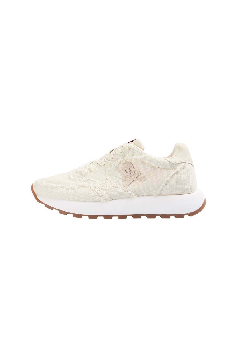 Sneaker color crema con tessuto testurizzato, logo di teschio ricamato, suola intermedia bianca e suola in gomma marrone con motivi di trazione.