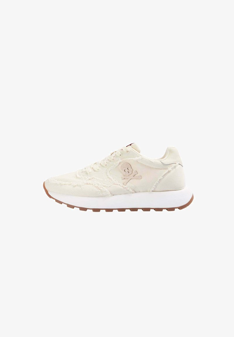 Cremefarbene Sneaker aus strukturiertem Stoff, besticktes Totenkopf-Logo, weiße Zwischensohle und braune Gummisohle mit Profilmustern.