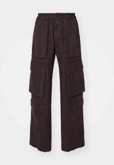 Ruskeat cargo-housut, joissa on leveä lahje, useita suuria taskuja, joustava vyötärö ja pehmeä, teksturoitu kangas.