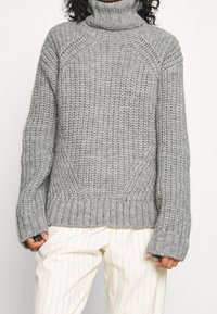 IVY OAK Sweter