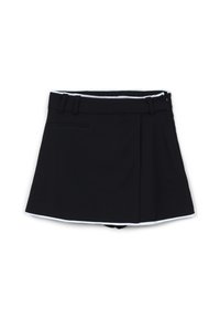 Schwarzer Skort mit einem taillierten Bund, gefälteltem Design und weißen Akzenten entlang des Saums. Verfügt über eine Seitentasche und versteckte Shorts darunter.