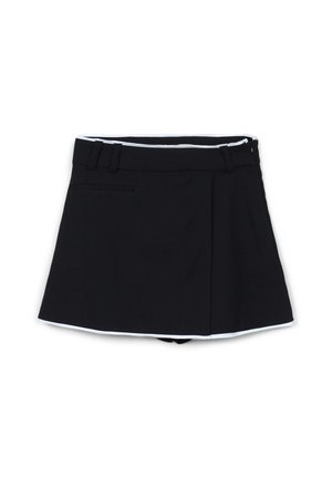 Schwarzer Skort mit einem taillierten Bund, gefälteltem Design und weißen Akzenten entlang des Saums. Verfügt über eine Seitentasche und versteckte Shorts darunter.