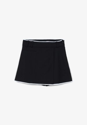 Skort nera con vita aderente, design plissettato e piping bianco lungo l'orlo. Presenta una tasca laterale e pantaloncini nascosti sotto.