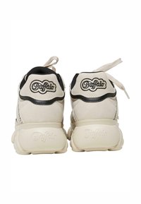 Baskets en suède beige avec des accents en maille noire, logo au niveau du talon et une semelle épaisse au motif texturé. Lanières courtes et nouées.