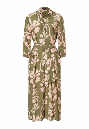 Vestido camisa midi de color verde oliva con estampado floral rosa, mangas largas, botones al frente, cuello y cinturón de tela a juego en la cintura.