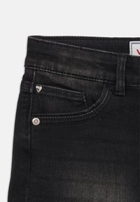 Črne jeans hlače iz denima s subtilnim poudarkom v obliki srca na sprednjem žepu, standardnim šivanjem in klasično zasnovo s petimi žepi.