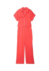 Combinaison couleur corail en tissu léger. Présente des manches courtes, un col, des poches avant et une taille ceinturée avec une boucle circulaire.